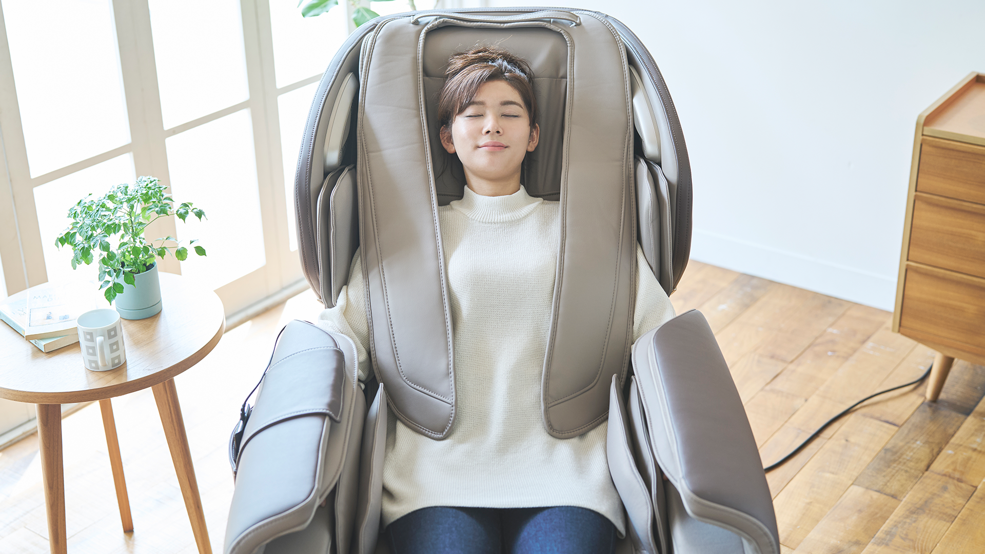 Fujiiryoki Calm Plus Massage Chair with Lumbar Blanket