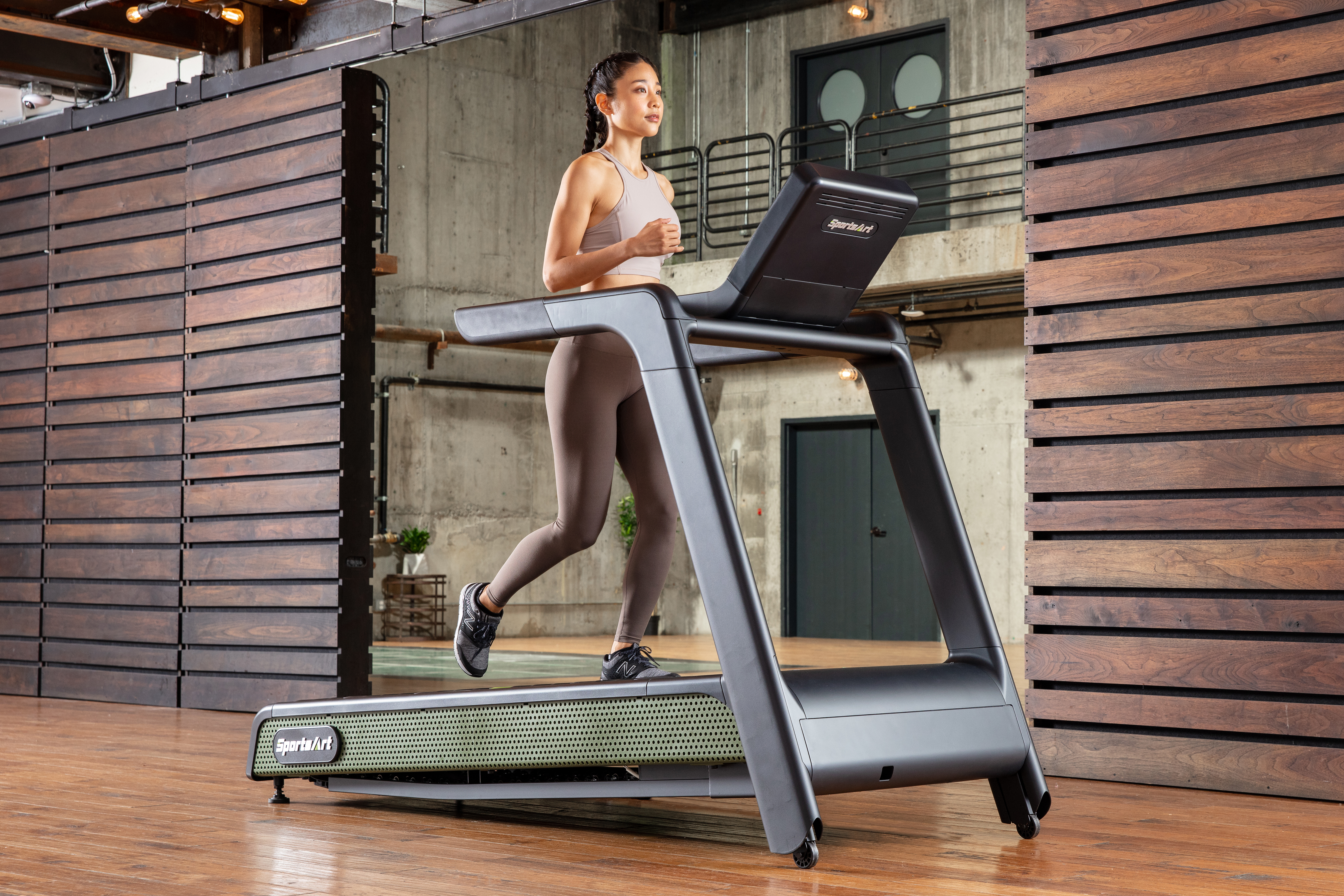 Women on SportsArt G660