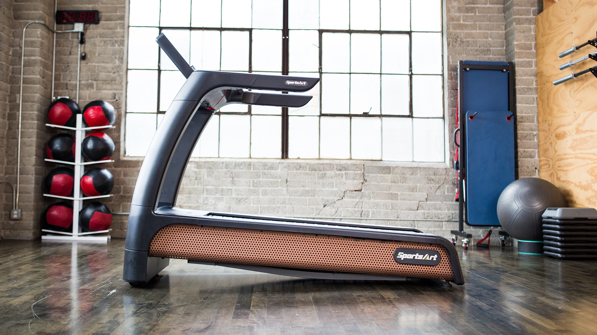 SportsArt N685 Verde Treadmill