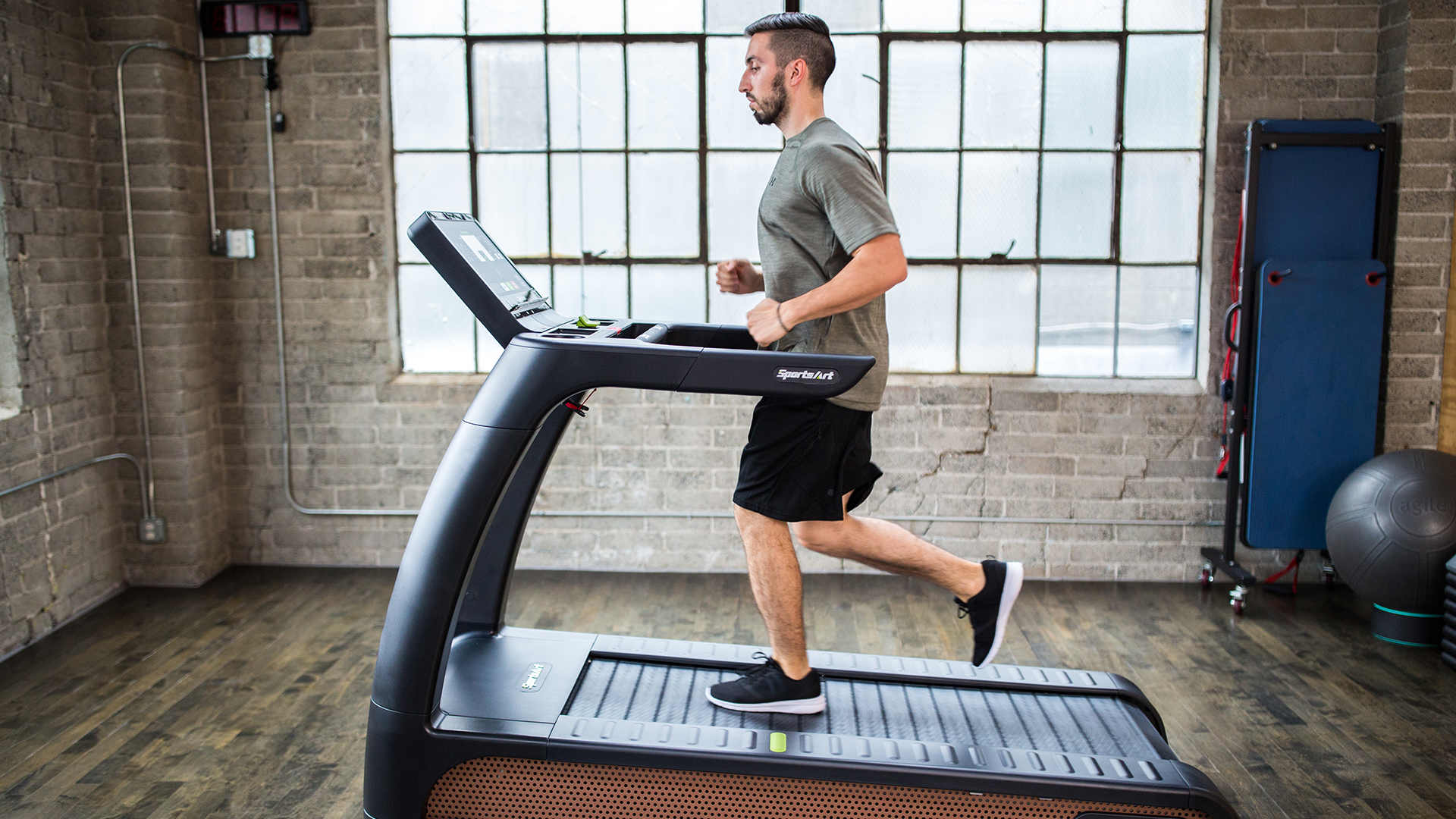 SportsArt N685 Verde Treadmill