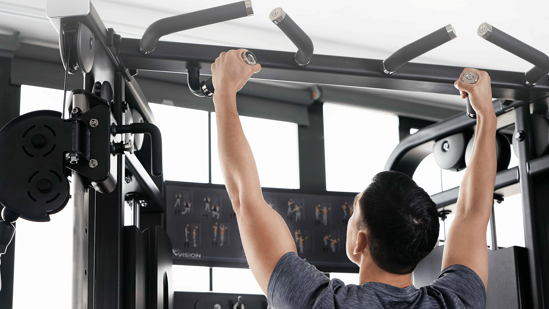 man doing pull up on functional trainer