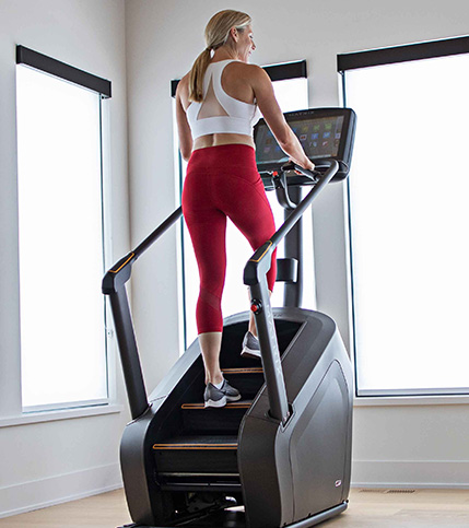 Femme marchant sur un simulateur de chute libre Matrix
