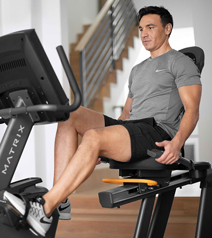 Un homme s'entraîne sur un vélo couché Matrix